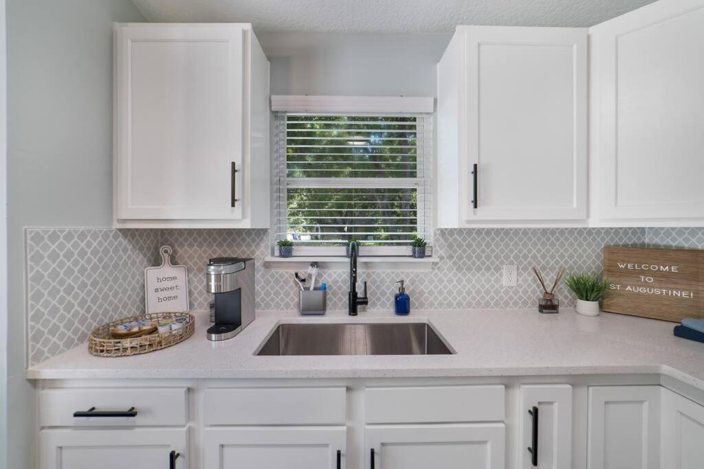 New Modern Bungalow Close To Downtown! Fully Fenced Yard Saint Augustine Eksteriør billede